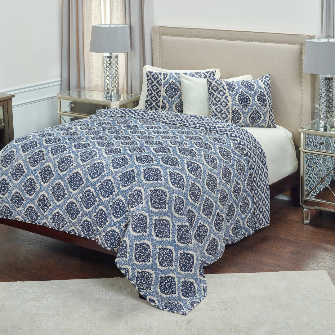 Blue & Ivory Damask Queen Quilt – Classic Soft Microfiber Bedding | Trufairs