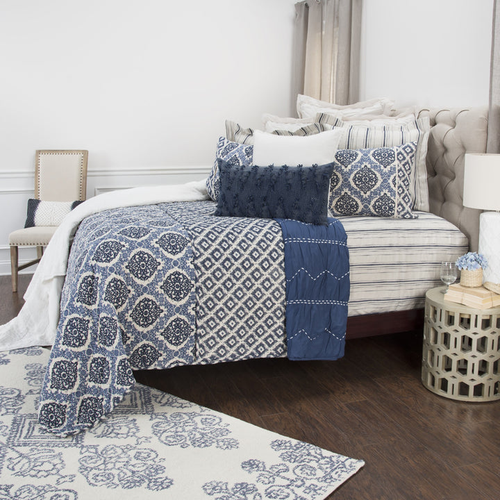 Blue & Ivory Damask Queen Quilt – Classic Soft Microfiber Bedding | Trufairs