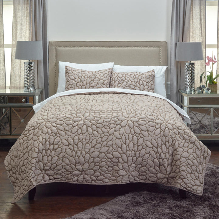Blush Floral Queen Quilt – Romantic Microfiber Softness & Vintage Style | Trufairs