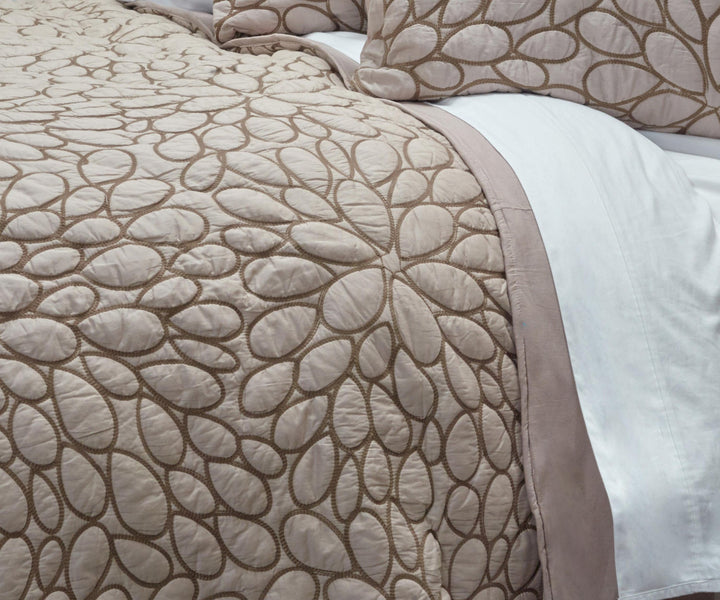 Blush Floral Queen Quilt – Romantic Microfiber Softness & Vintage Style | Trufairs