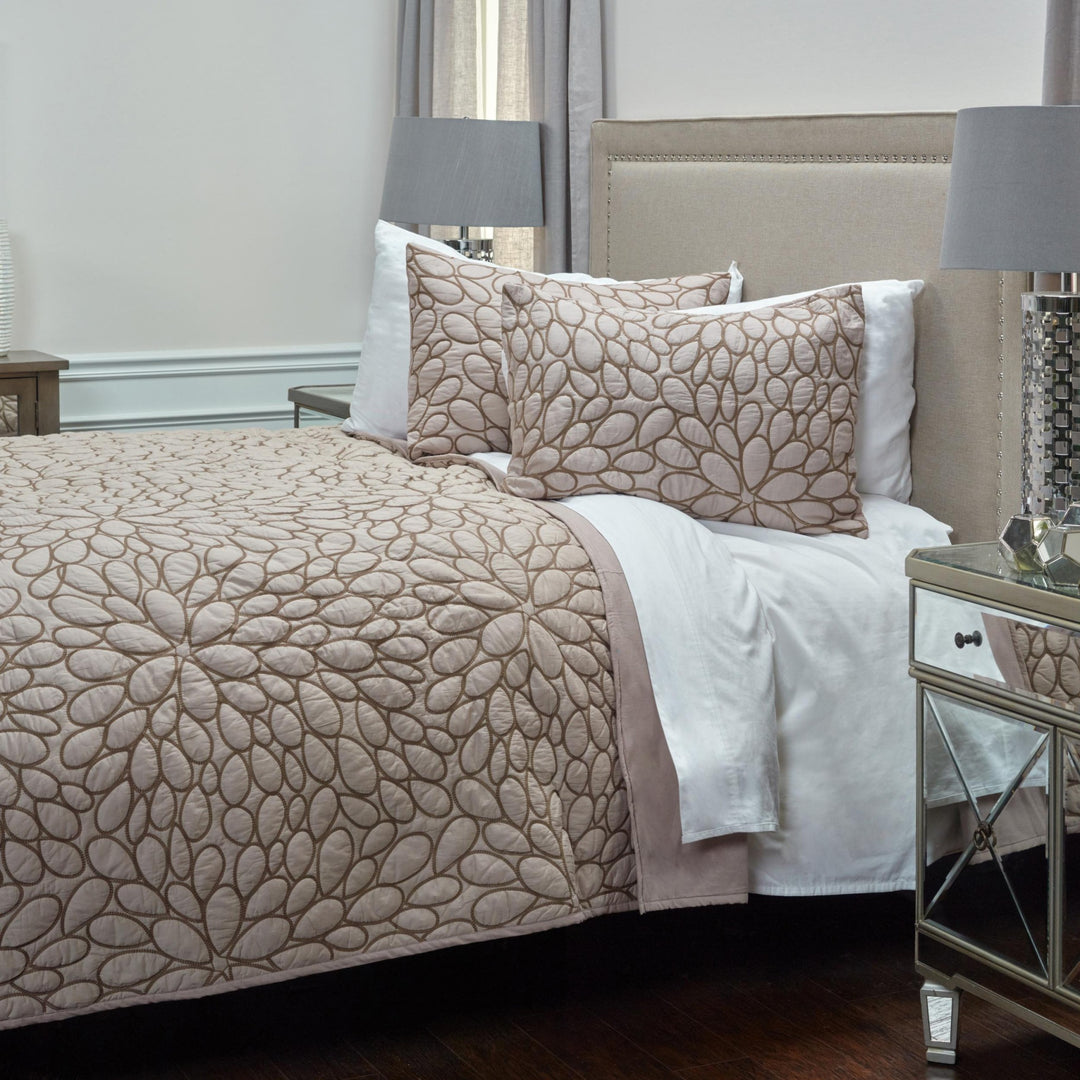 Blush Floral Queen Quilt – Romantic Microfiber Softness & Vintage Style | Trufairs