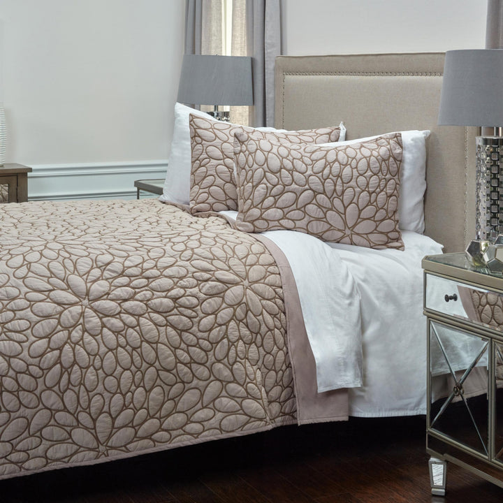 Blush Floral Queen Quilt – Romantic Microfiber Softness & Vintage Style | Trufairs