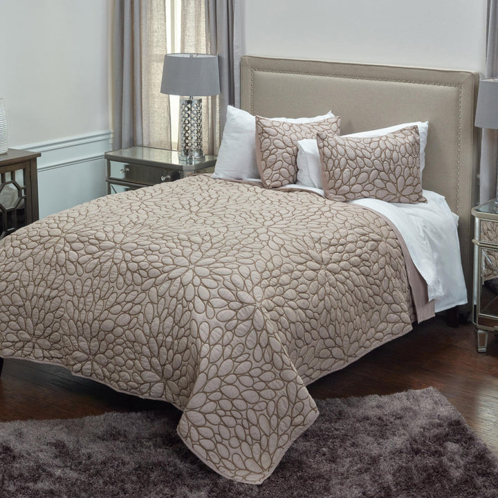 Blush Floral Queen Quilt – Romantic Microfiber Softness & Vintage Style | Trufairs