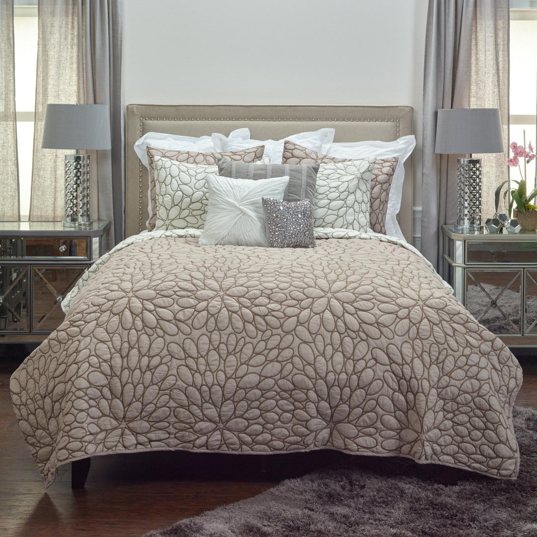 Blush Floral Queen Quilt – Romantic Microfiber Softness & Vintage Style | Trufairs