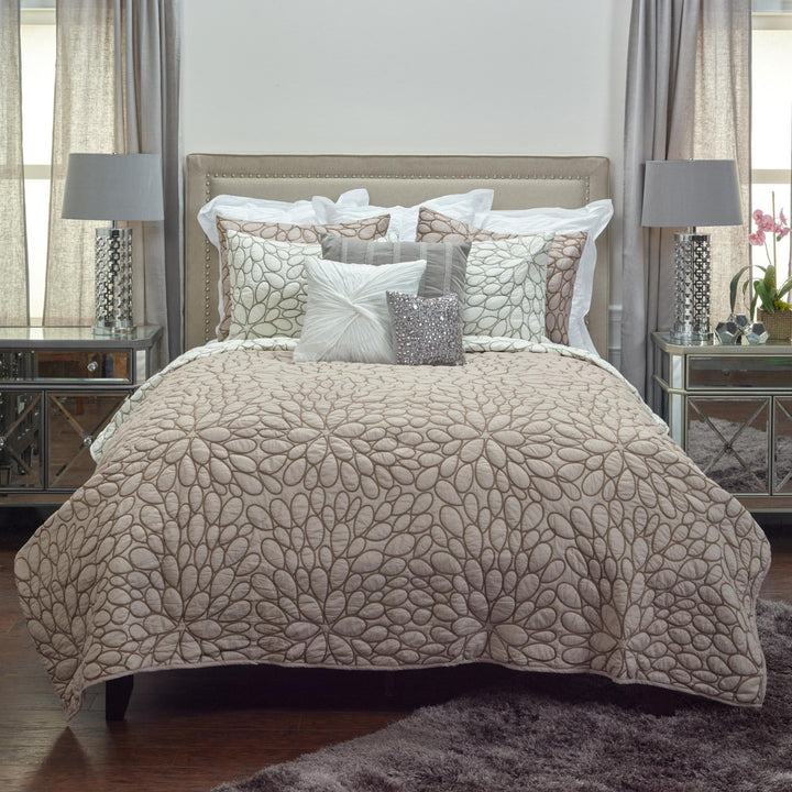 Blush Floral Queen Quilt – Romantic Microfiber Softness & Vintage Style | Trufairs