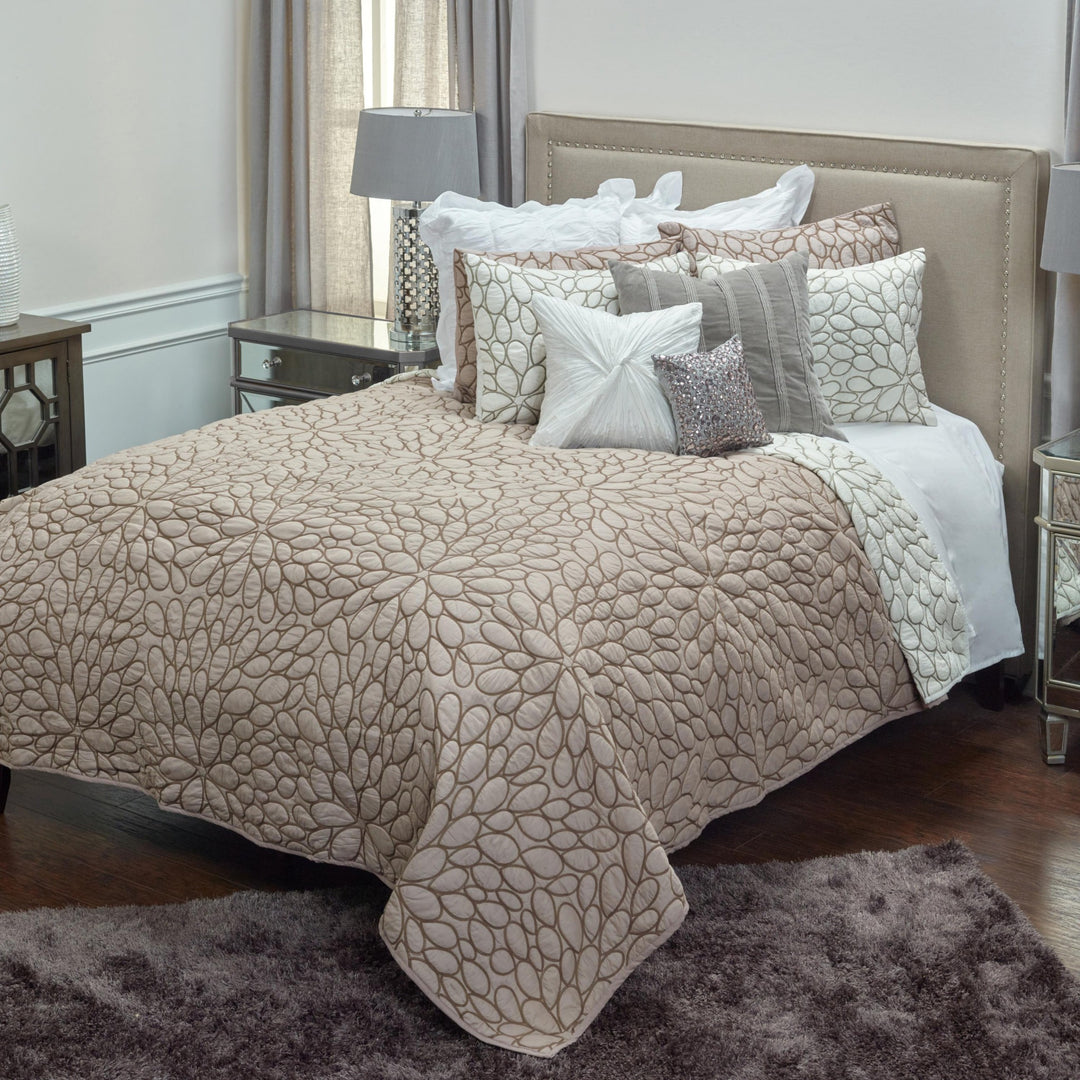 Blush Floral Queen Quilt – Romantic Microfiber Softness & Vintage Style | Trufairs