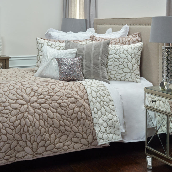 Blush Floral Queen Quilt – Romantic Microfiber Softness & Vintage Style | Trufairs